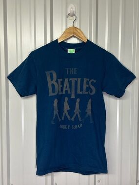 Vintage 2005 The Beatles Abbey Road Graphic Tee Retro Band Shirt Rock Aesthetic